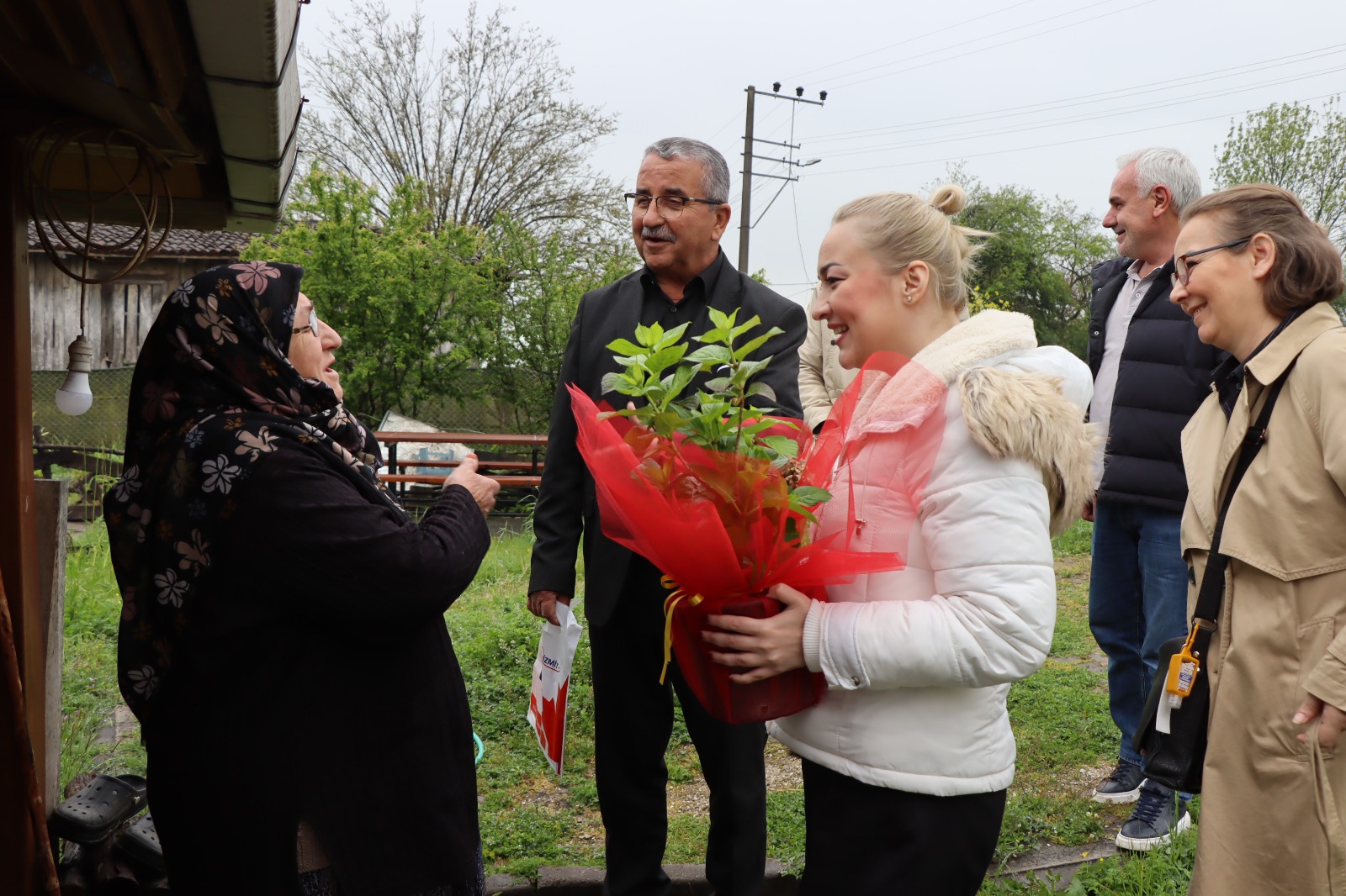 İzmit Belediyesinden kırsaldaki annelere özel ‘Anneler Günü’ sürprizi 2 (2)