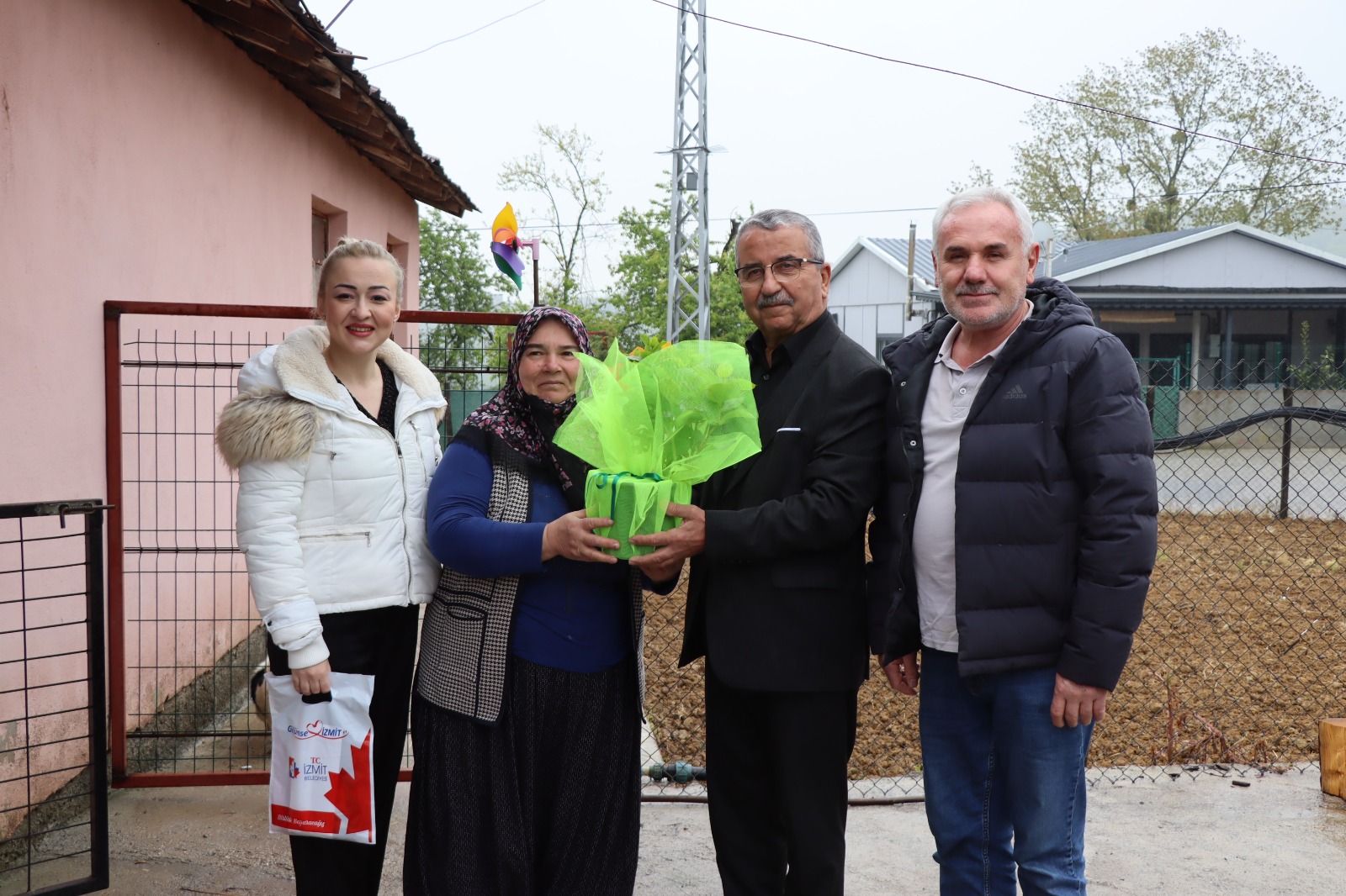 İzmit Belediyesinden kırsaldaki annelere özel ‘Anneler Günü’ sürprizi 2 (3)