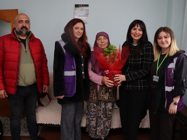 İZMİT BELEDİYESİNDEN KIRSALDAKİ ANNELERE ÖZEL ‘ANNELER GÜNÜ’ SÜRPRİZİ