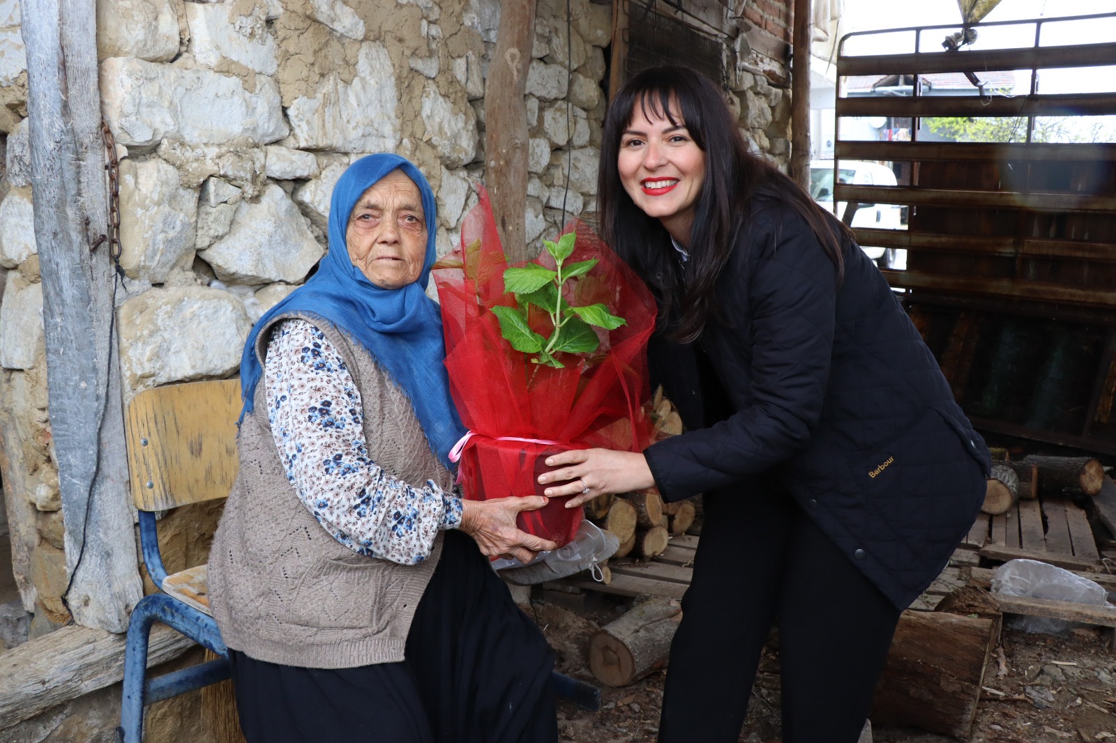 İzmit Belediyesinden kırsaldaki annelere özel ‘Anneler Günü’ sürprizi (4)