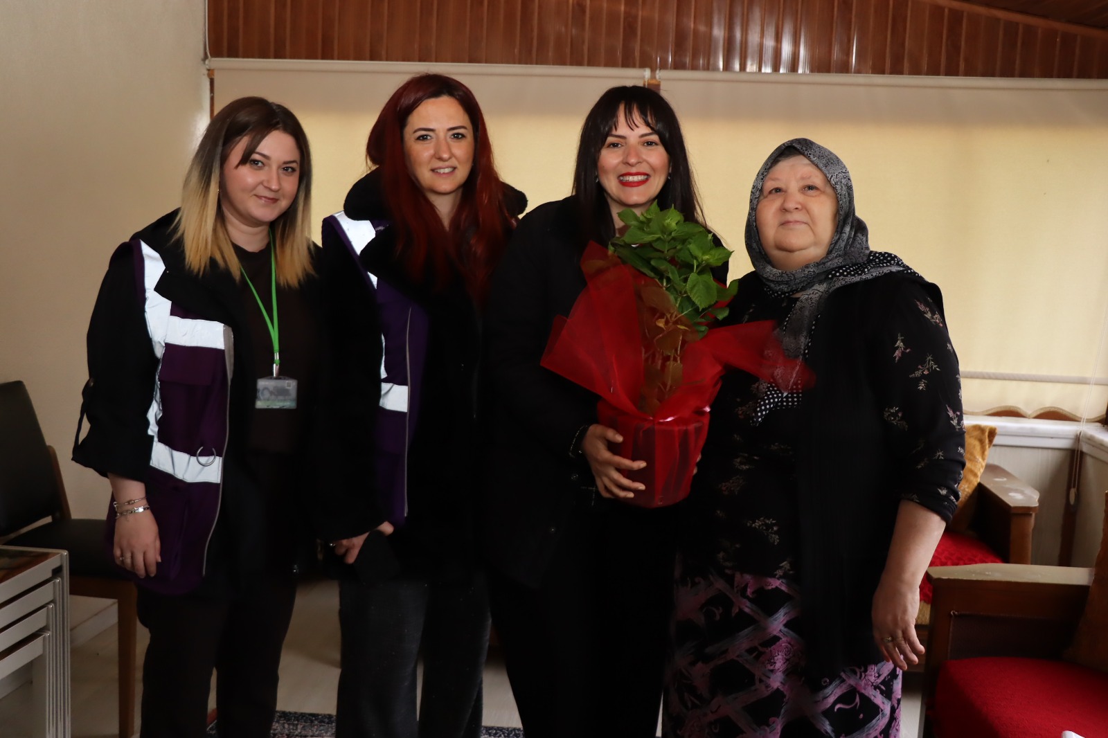 İzmit Belediyesinden kırsaldaki annelere özel ‘Anneler Günü’ sürprizi (6)