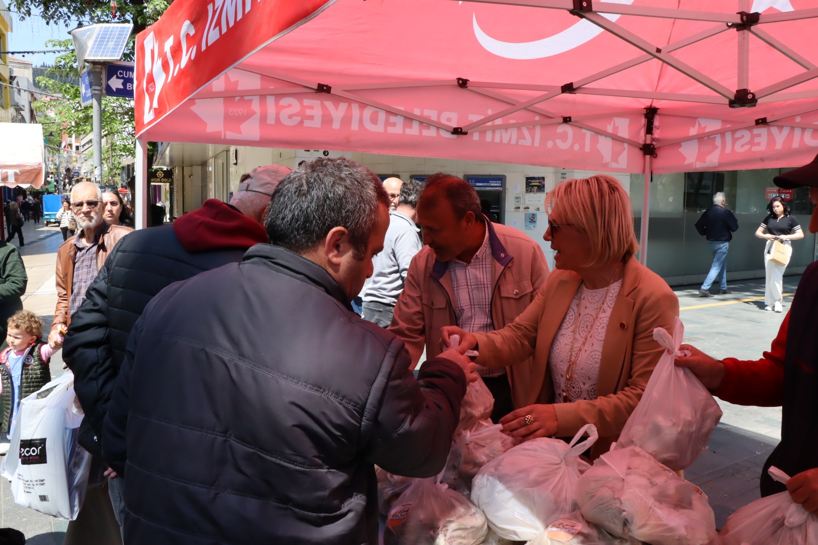 İzmit Belediyesinden vatandaşa ücretsiz istiridye mantarı (1) İzmit Belediyesinden vatandaşa ücretsiz istiridye mantarı (1)