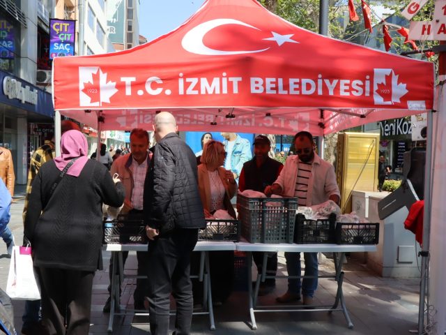 İZMİT BELEDİYESİNDEN VATANDAŞA ÜCRETSİZ İSTİRİDYE MANTARI