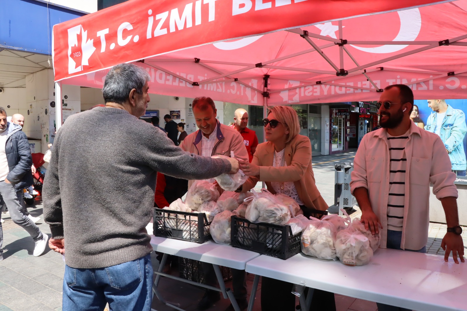 İzmit Belediyesinden vatandaşa ücretsiz istiridye mantarı (14) İzmit Belediyesinden vatandaşa ücretsiz istiridye mantarı (14)