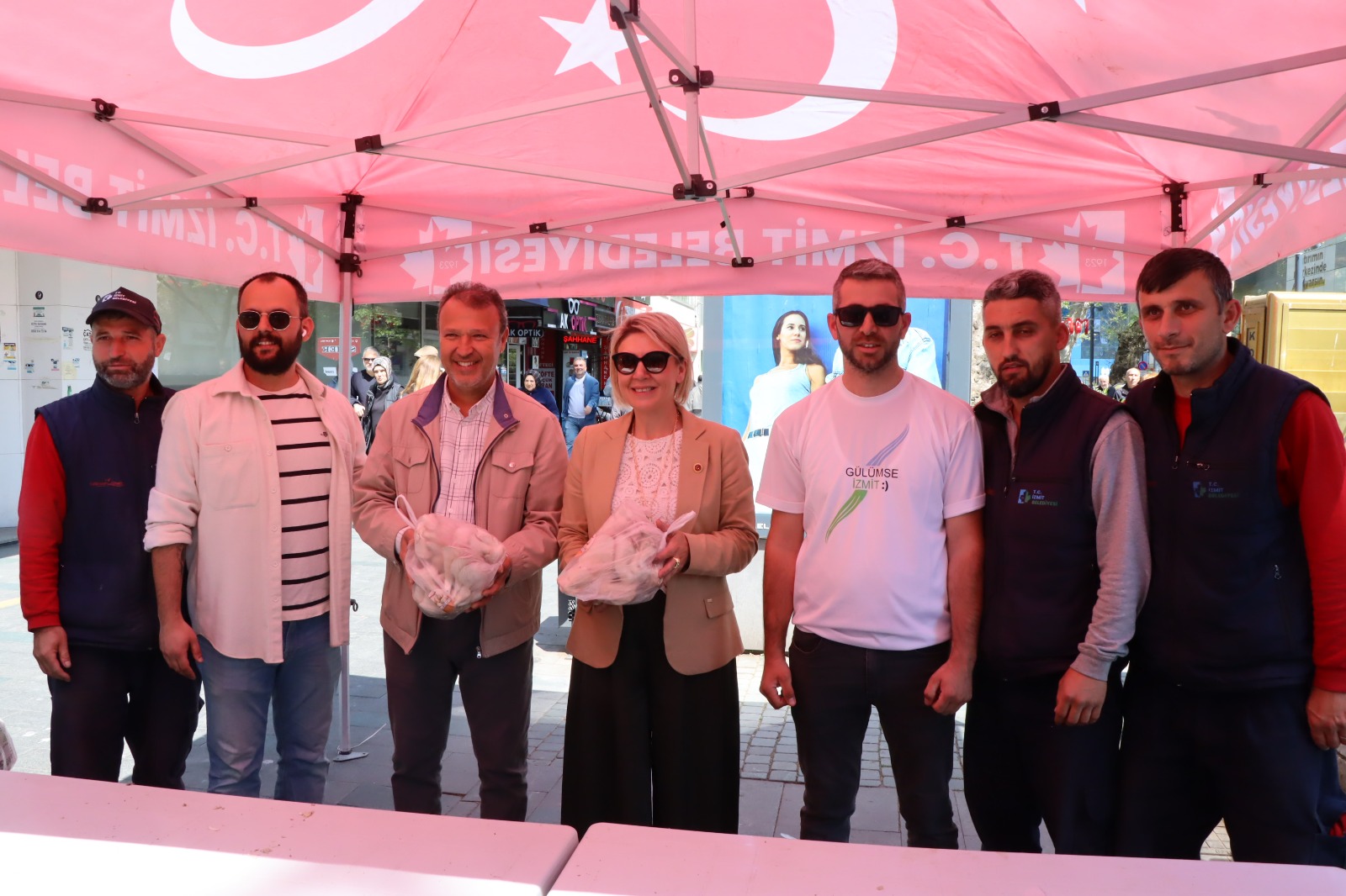 İzmit Belediyesinden vatandaşa ücretsiz istiridye mantarı (15) İzmit Belediyesinden vatandaşa ücretsiz istiridye mantarı (15)