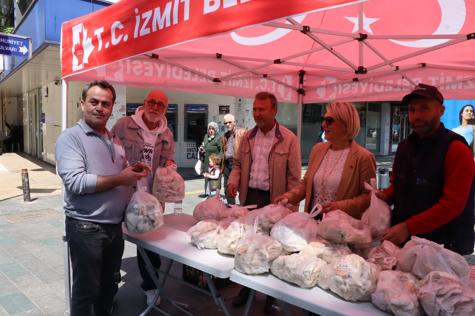 İzmit Belediyesinden vatandaşa ücretsiz istiridye mantarı (16) İzmit Belediyesinden vatandaşa ücretsiz istiridye mantarı (16)