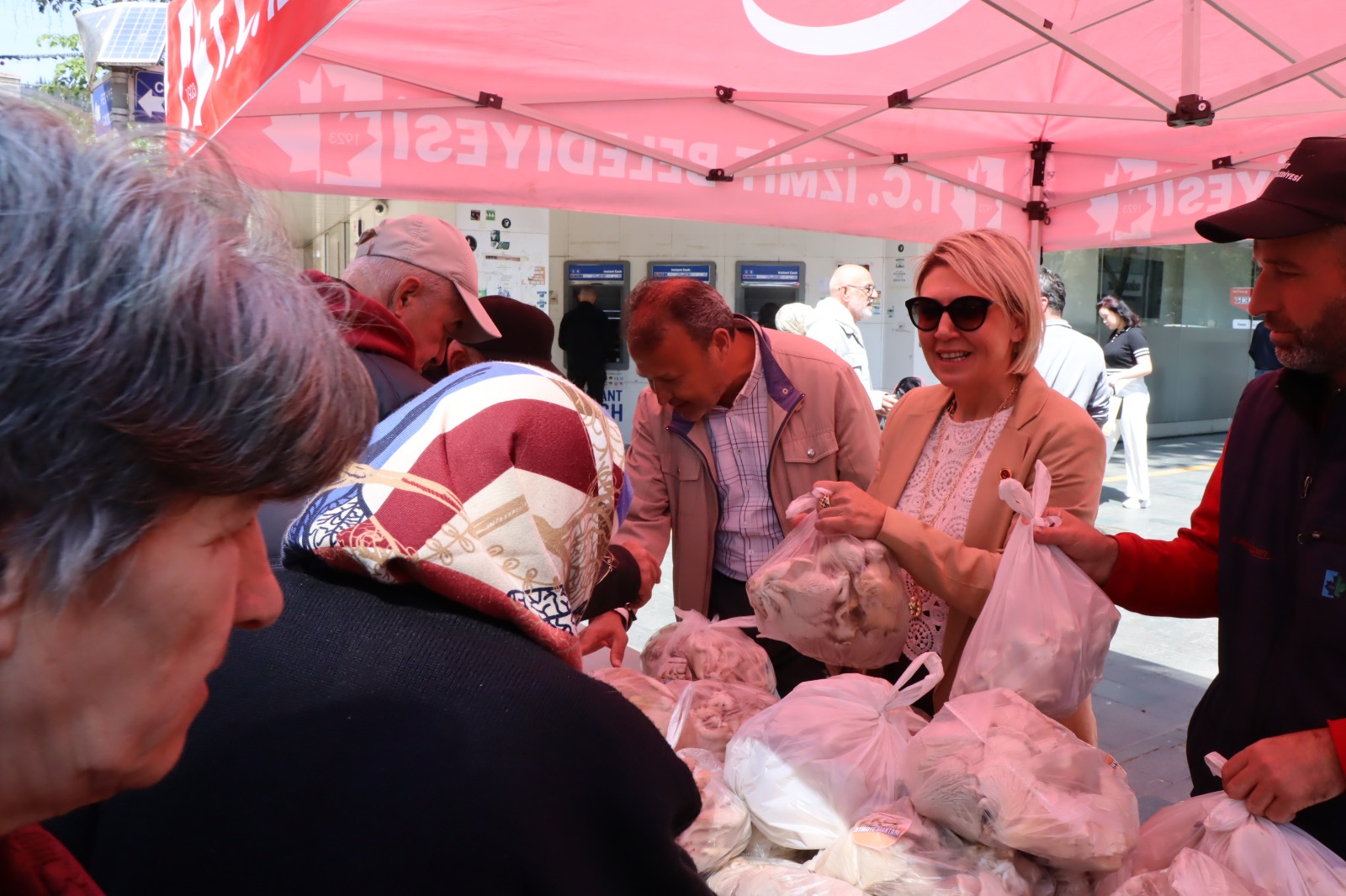 İzmit Belediyesinden vatandaşa ücretsiz istiridye mantarı (2) İzmit Belediyesinden vatandaşa ücretsiz istiridye mantarı (2)