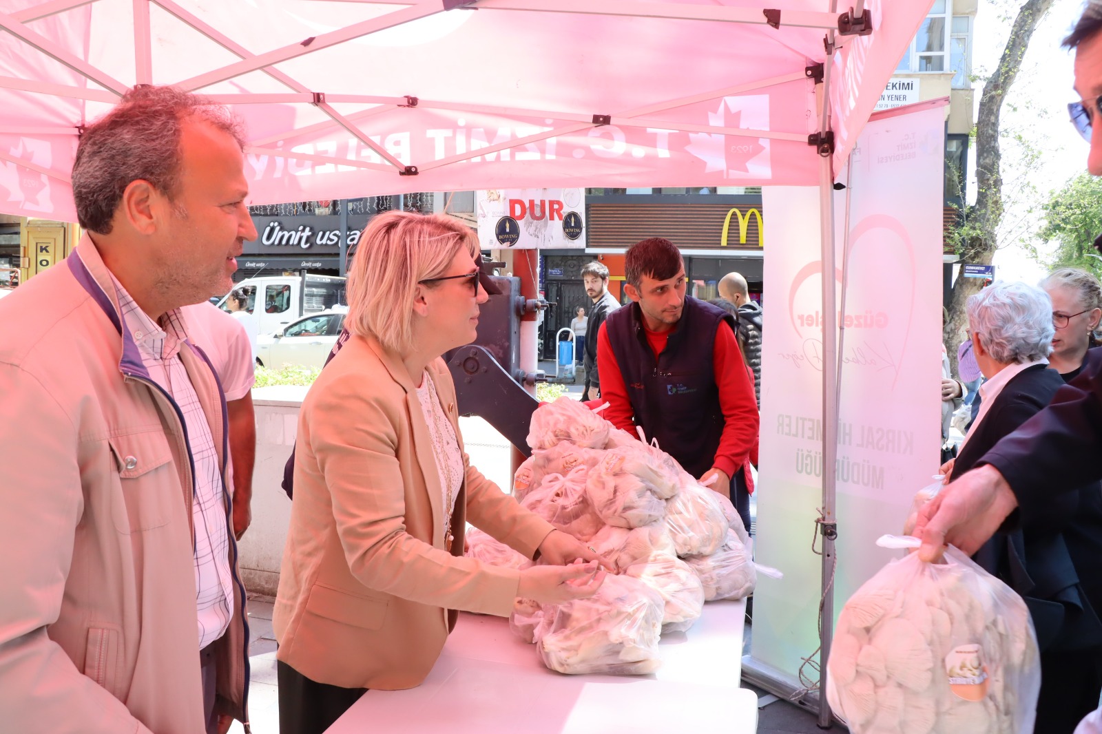 İzmit Belediyesinden vatandaşa ücretsiz istiridye mantarı (6) İzmit Belediyesinden vatandaşa ücretsiz istiridye mantarı (6)