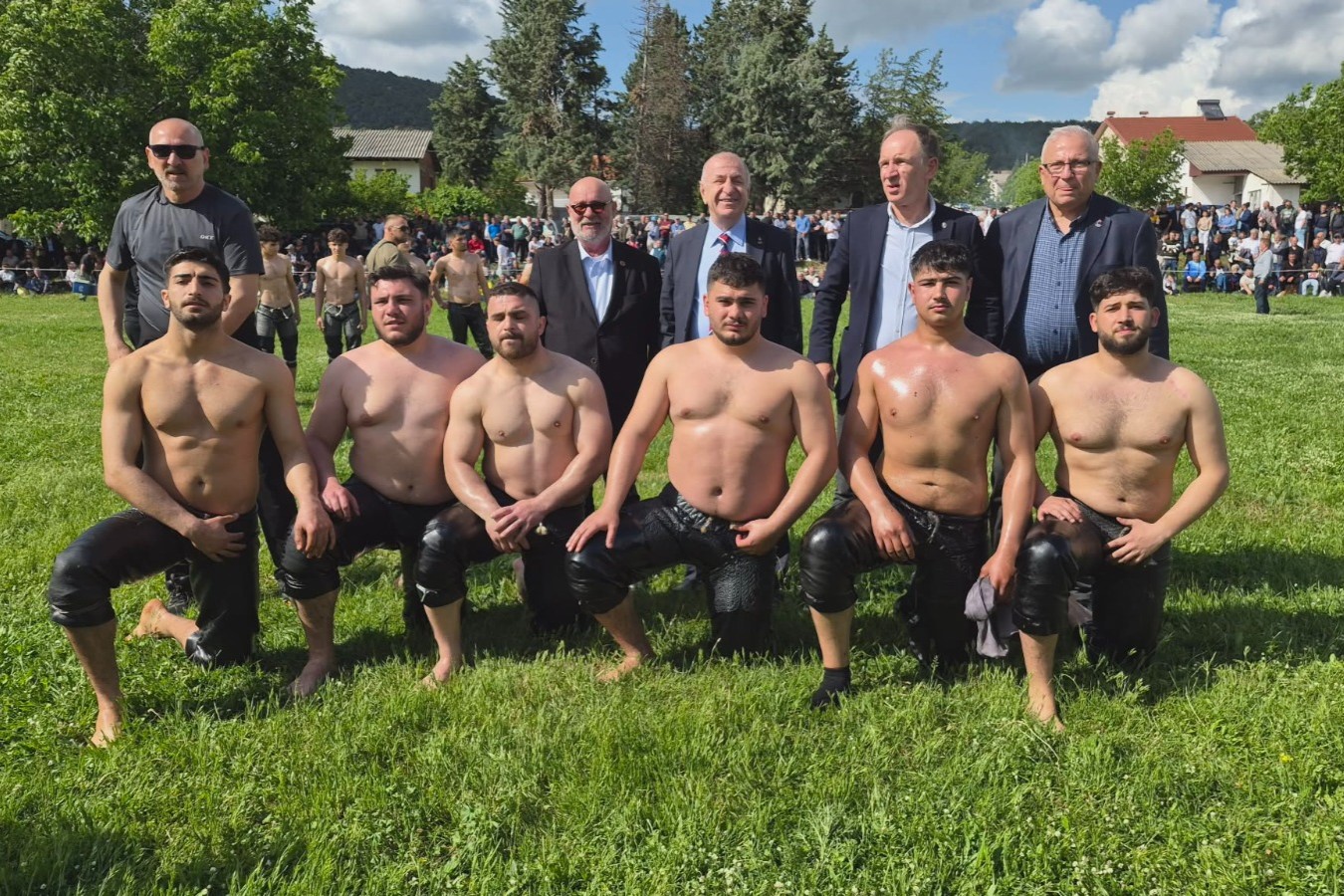 Izmit Belediyesporlu pehlivanlar Balkanlarda kürsüye çikti (2)