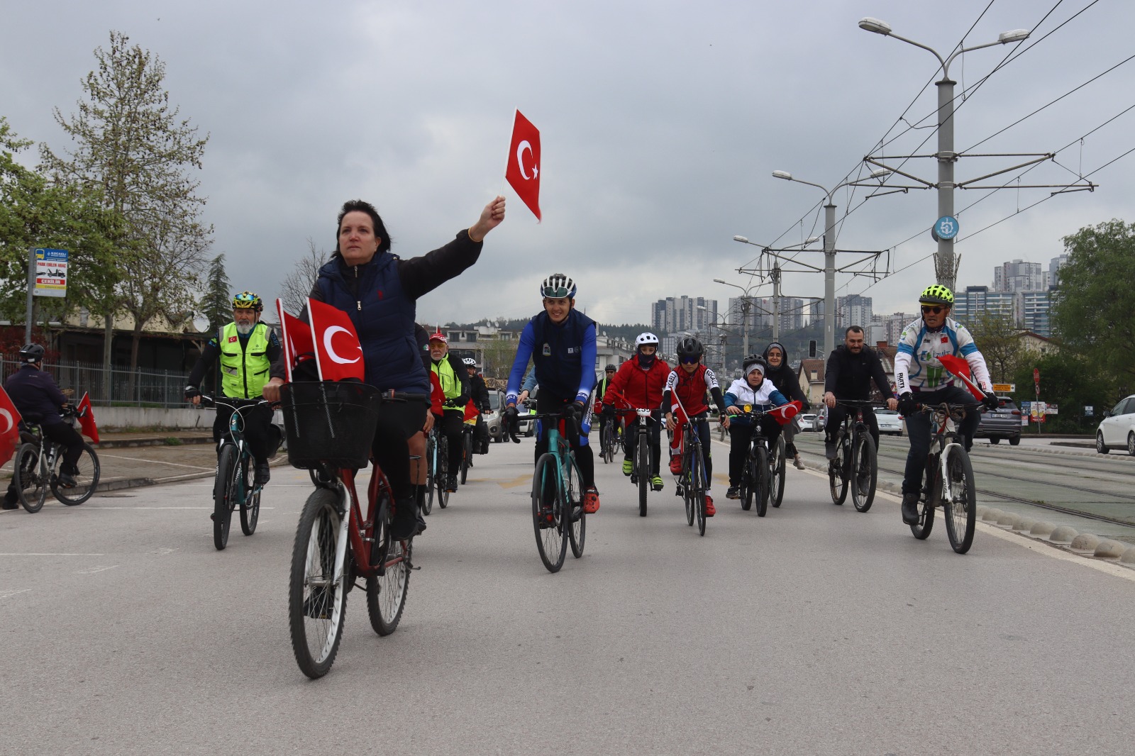 İzmit’te, 23 Nisan coşkusu bisiklet turu ile yaşandı (6)