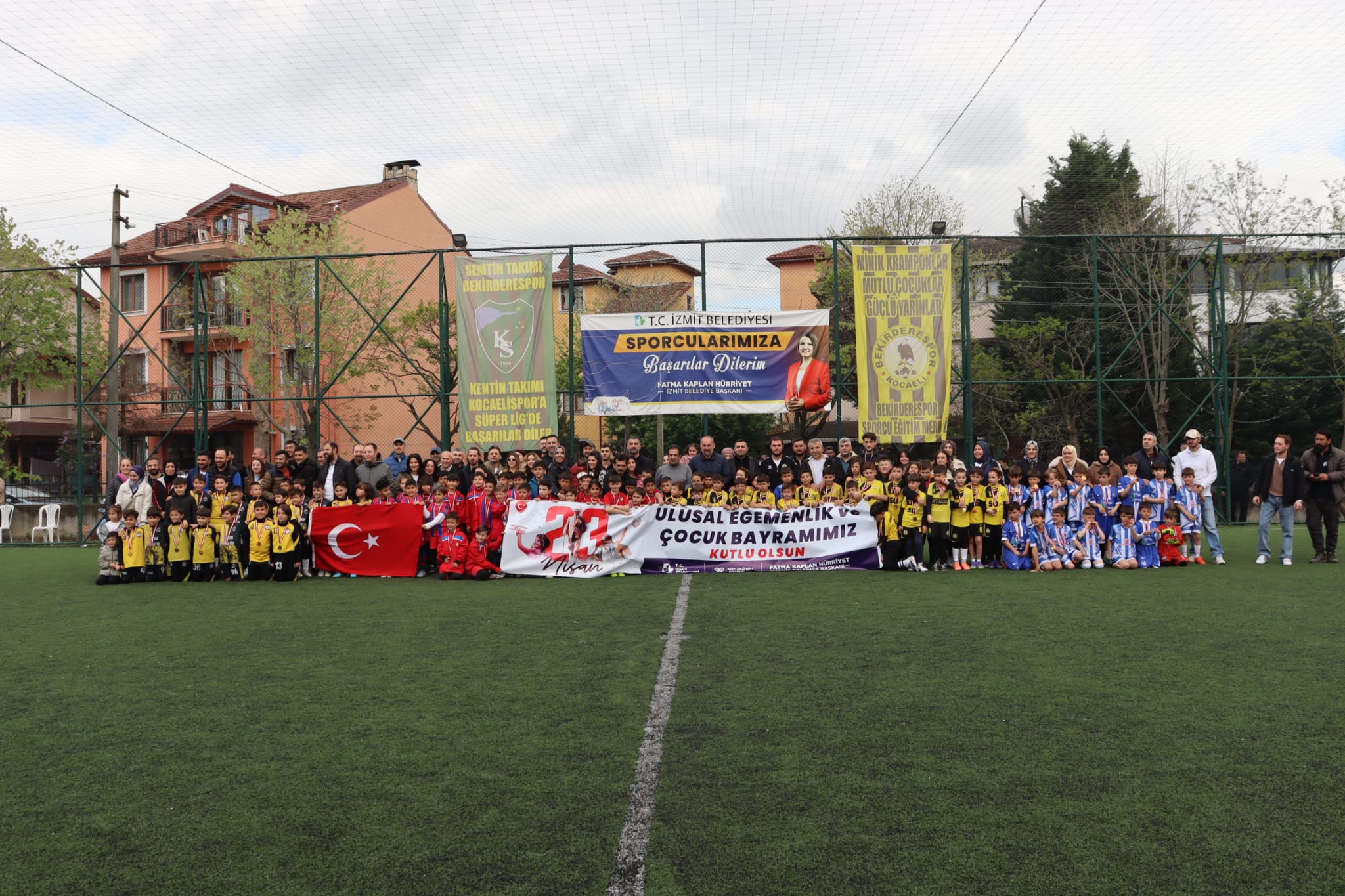İzmit’te 23 Nisan, futbol turnuvasıyla renklendi (1) İzmit’te 23 Nisan, futbol turnuvasıyla renklendi (1)