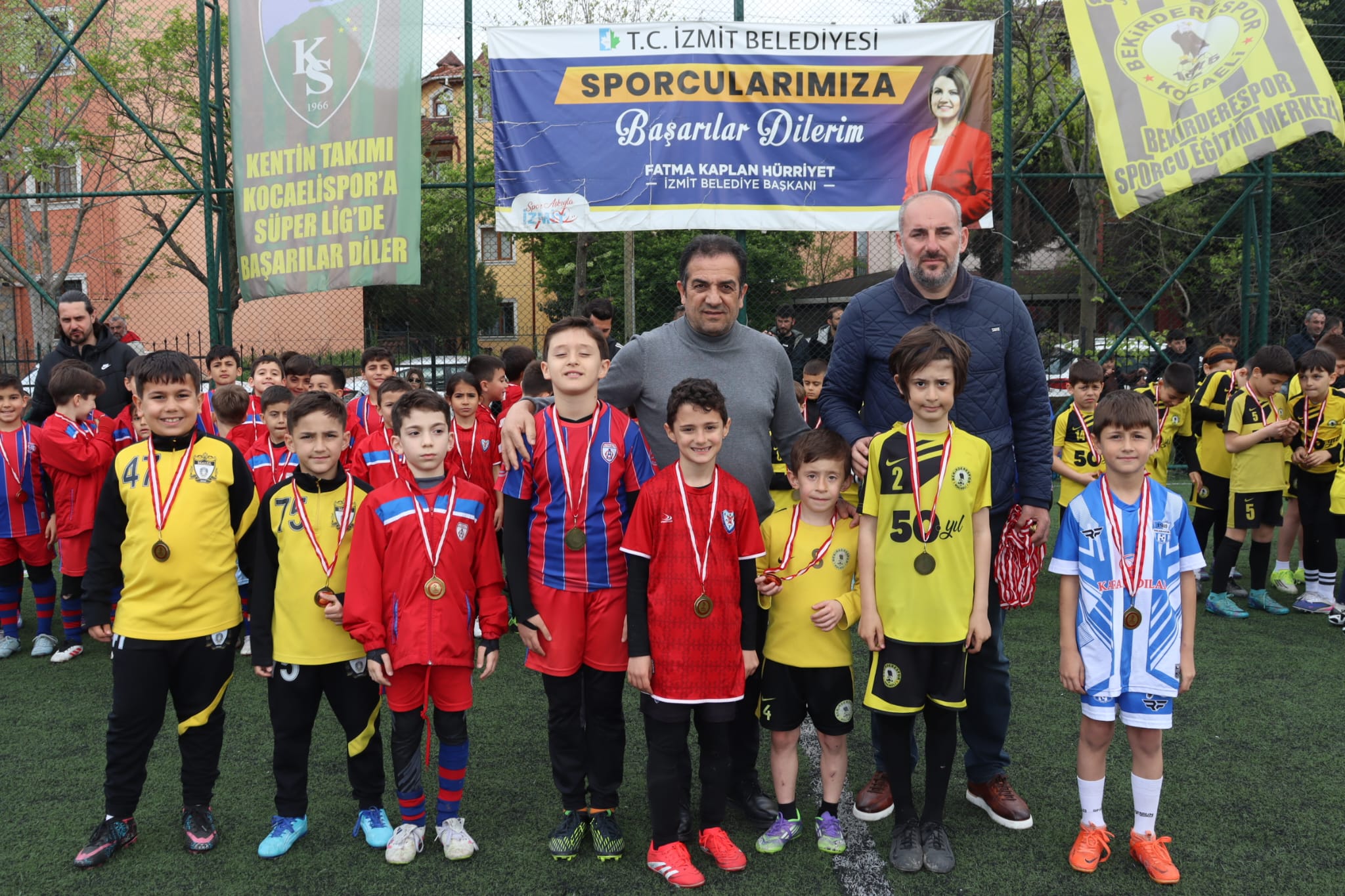 İzmit’te 23 Nisan, futbol turnuvasıyla renklendi (3) İzmit’te 23 Nisan, futbol turnuvasıyla renklendi (3)