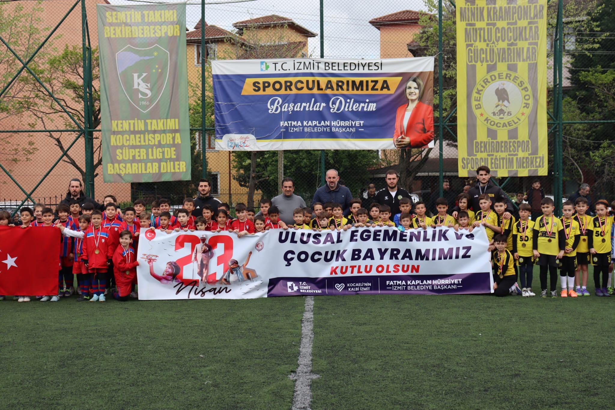 İzmit’te 23 Nisan, futbol turnuvasıyla renklendi (4) İzmit’te 23 Nisan, futbol turnuvasıyla renklendi (4)