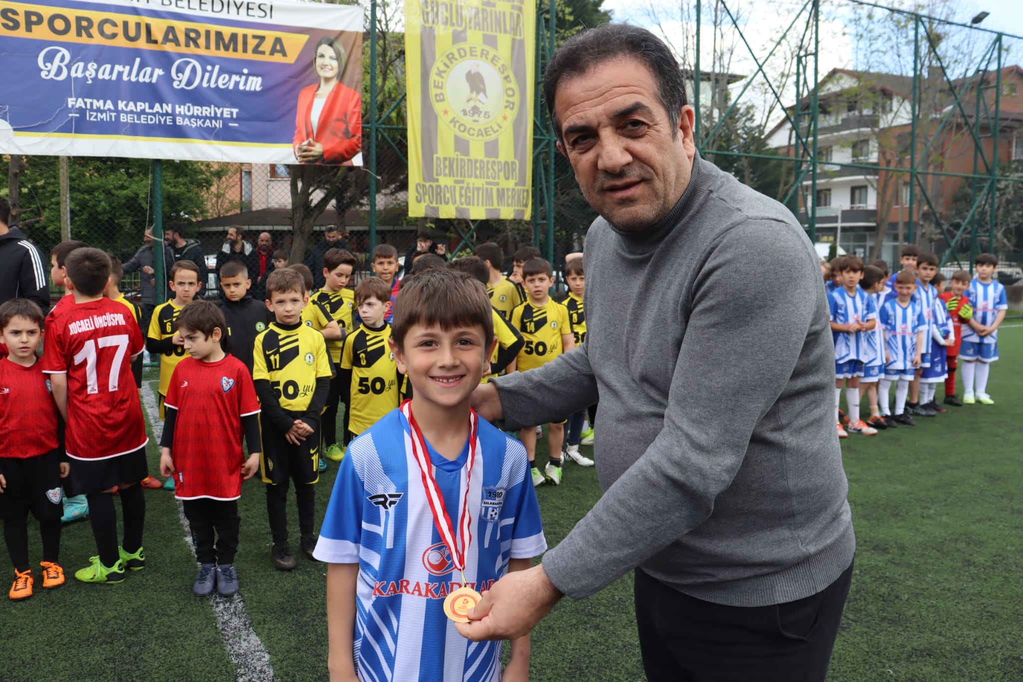 İzmit’te 23 Nisan, futbol turnuvasıyla renklendi (5) İzmit’te 23 Nisan, futbol turnuvasıyla renklendi (5)