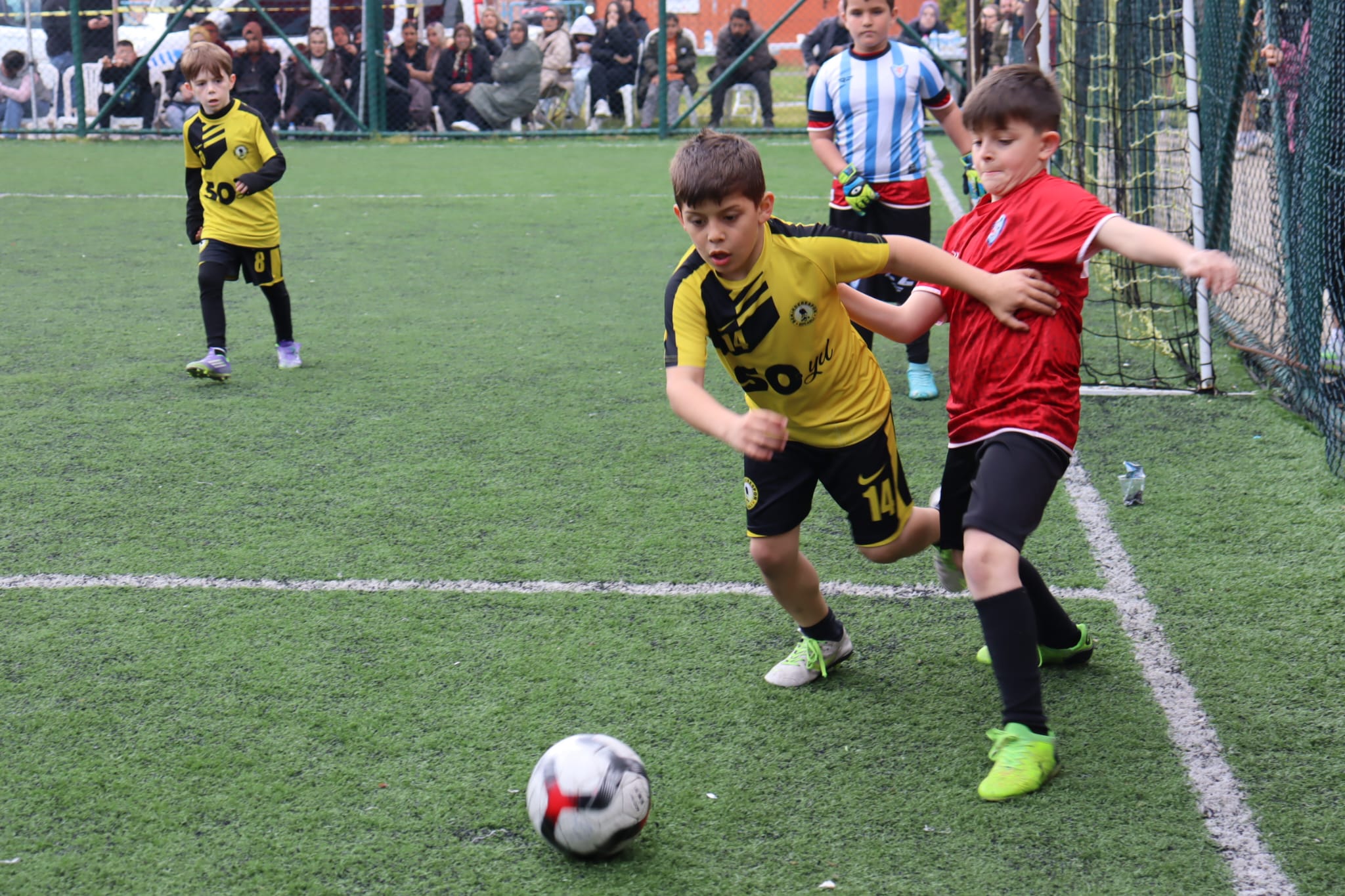 İzmit’te 23 Nisan, futbol turnuvasıyla renklendi (7) İzmit’te 23 Nisan, futbol turnuvasıyla renklendi (7)