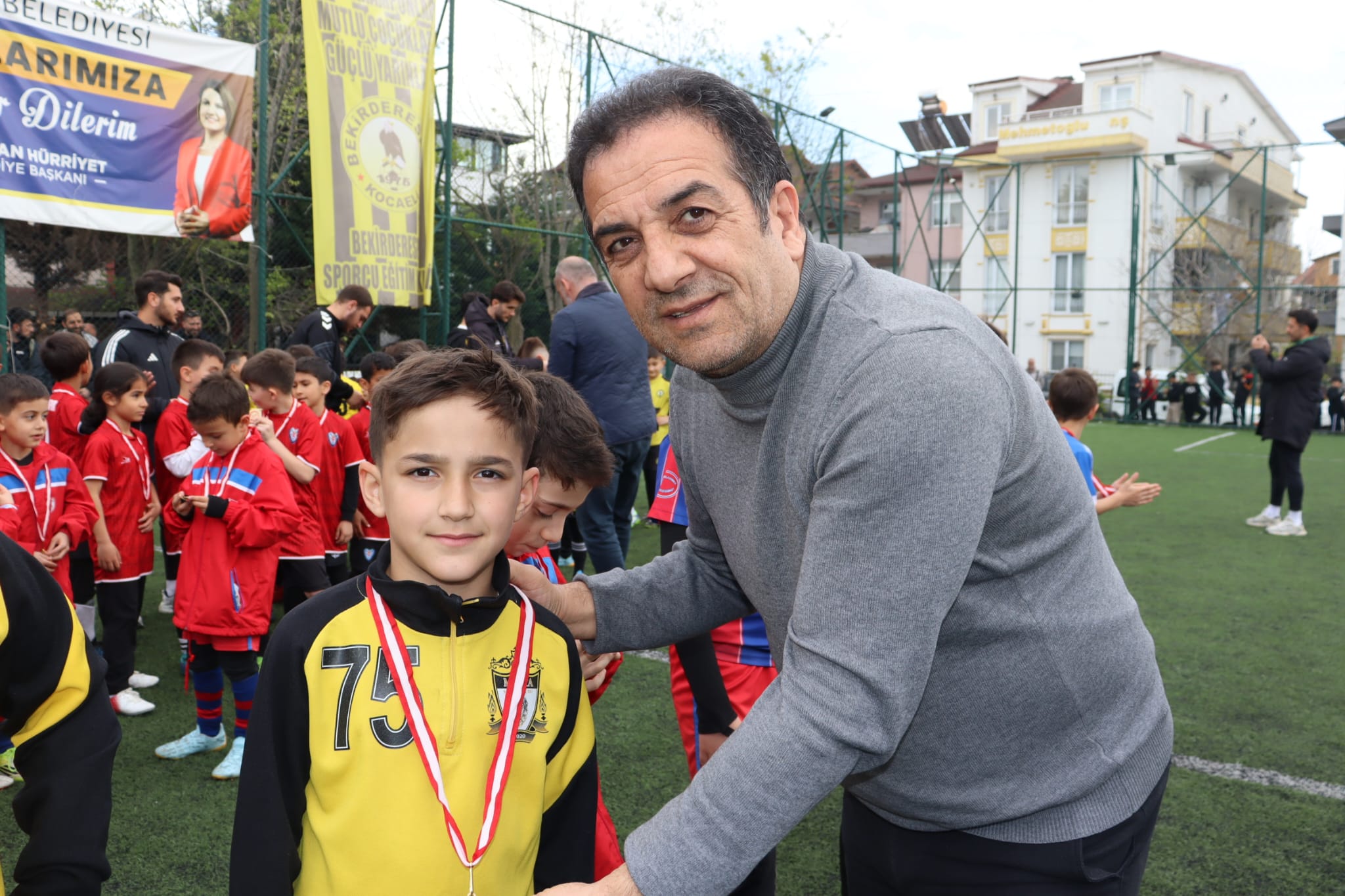 İzmit’te 23 Nisan, futbol turnuvasıyla renklendi (8) İzmit’te 23 Nisan, futbol turnuvasıyla renklendi (8)