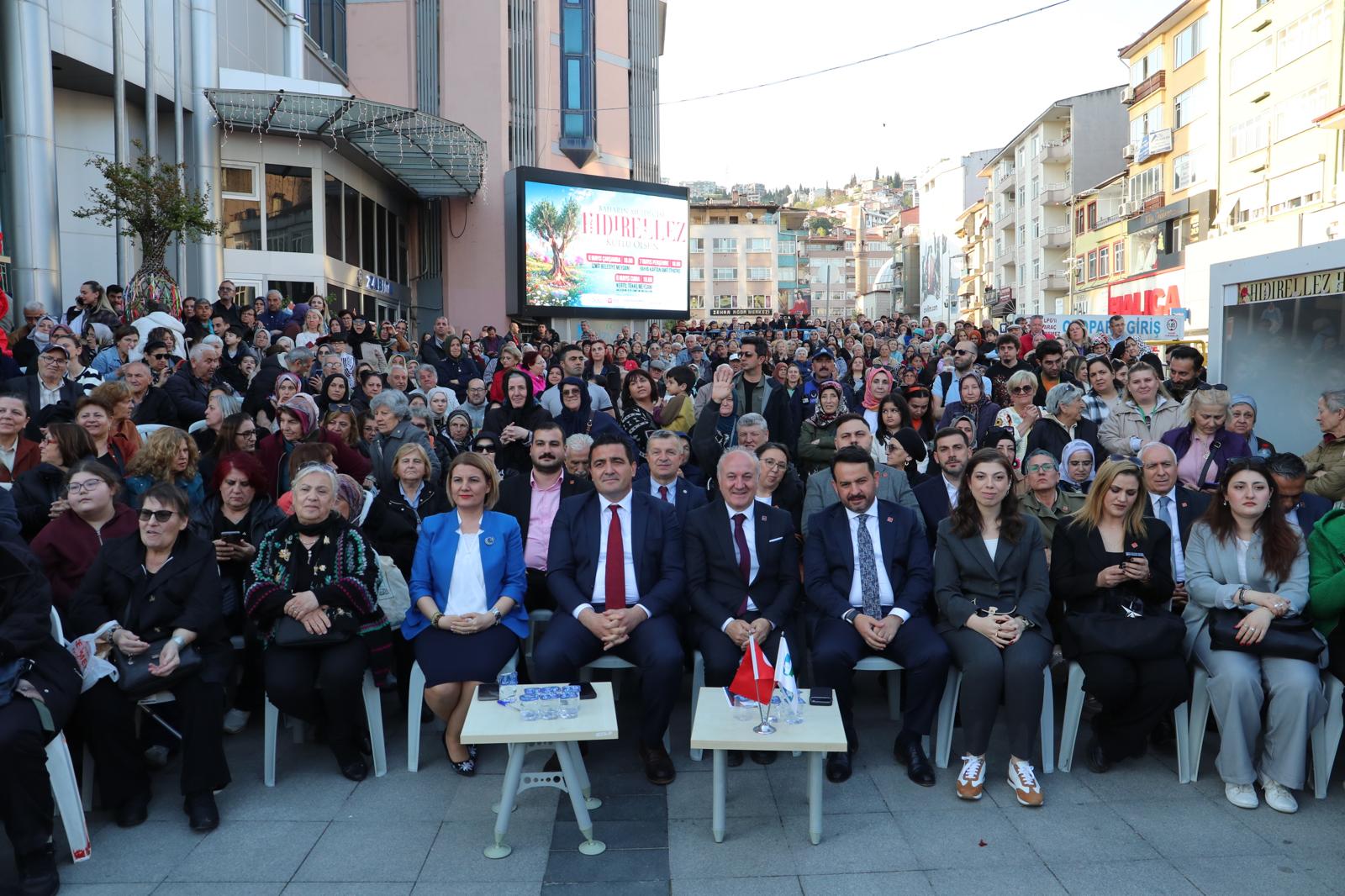 İzmit’te Hıdırellez Şenliği coşkuyla başladı (3) İzmit’te Hıdırellez Şenliği coşkuyla başladı (3)