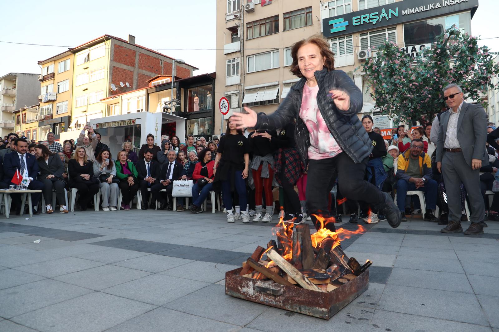 İzmit’te Hıdırellez Şenliği coşkuyla başladı (6) İzmit’te Hıdırellez Şenliği coşkuyla başladı (6)