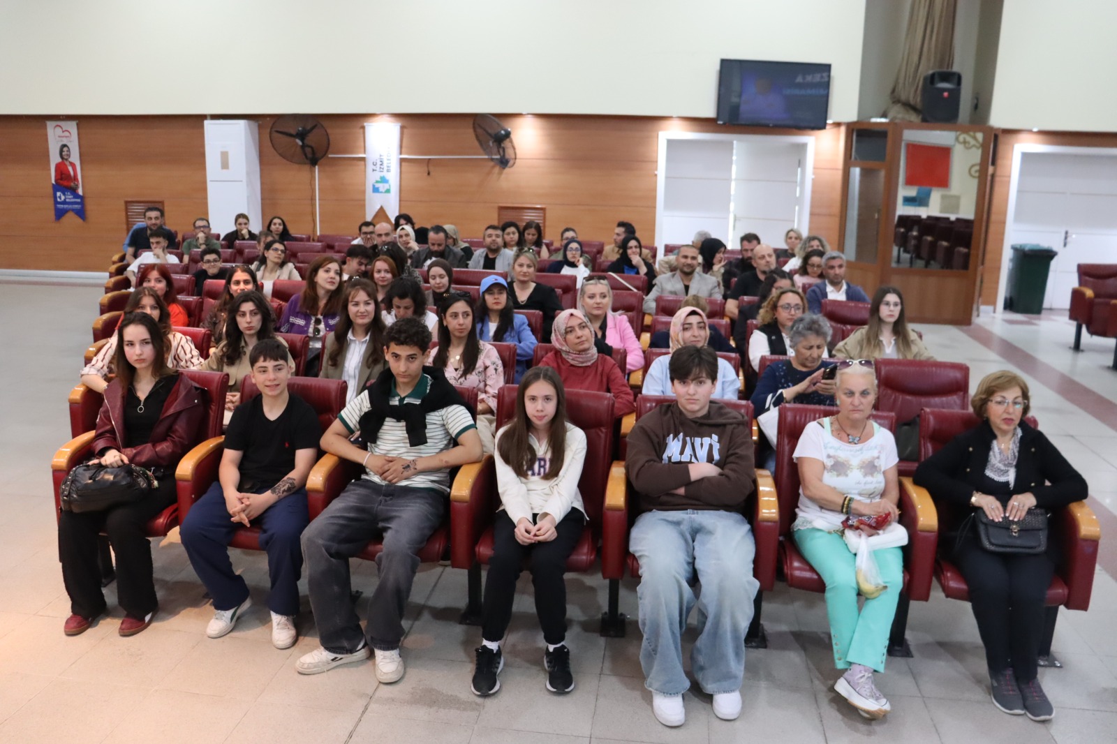 Izmit'te gençler yapay zeka ve egitimin gelecegini konustu (5) Izmit'te gençler yapay zeka ve egitimin gelecegini konustu (5)