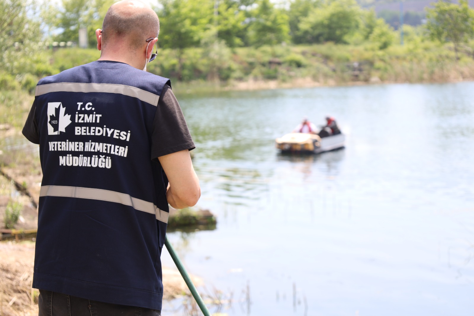 Izmit'te ilaçlama çalismalari amfibik araç destegiyle devam ediyor (4)