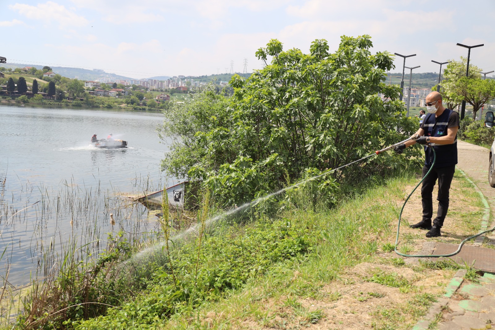 Izmit'te ilaçlama çalismalari amfibik araç destegiyle devam ediyor (6)