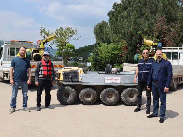 İZMİT’TE İLAÇLAMA ÇALIŞMALARI AMFİBİK ARAÇ DESTEĞİYLE DEVAM EDİYOR