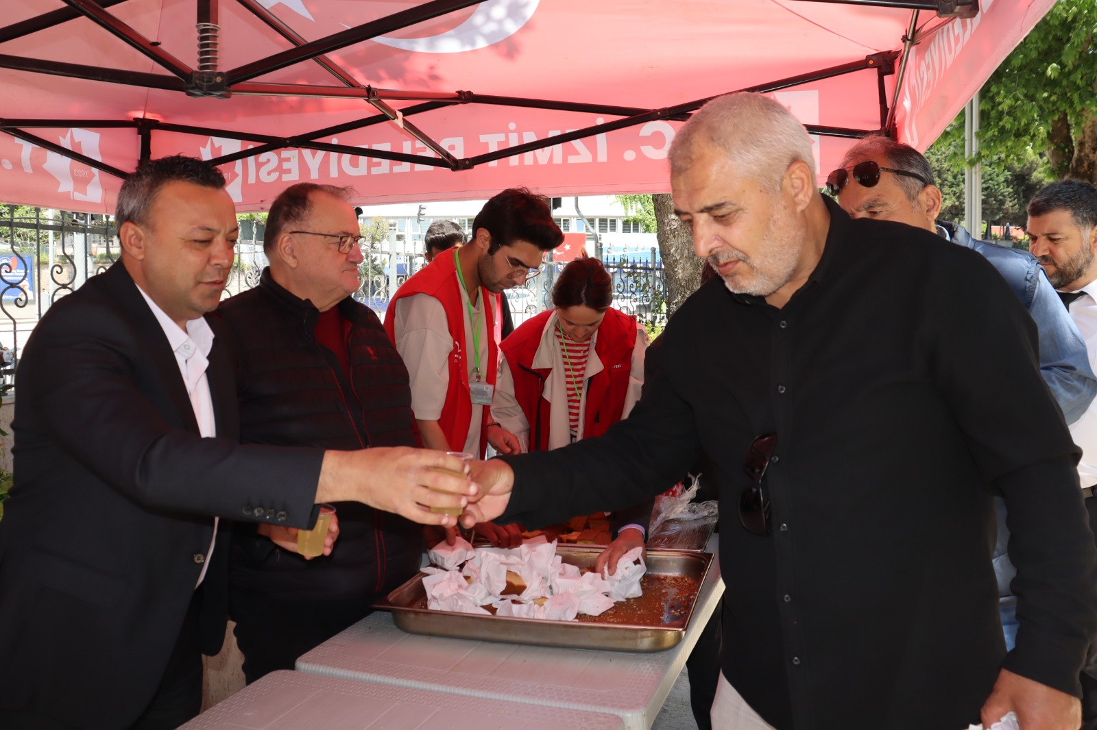 SEKA Camii'nde Cuma sonrasi gönül ikrami (1) SEKA Camii'nde Cuma sonrasi gönül ikrami (1)