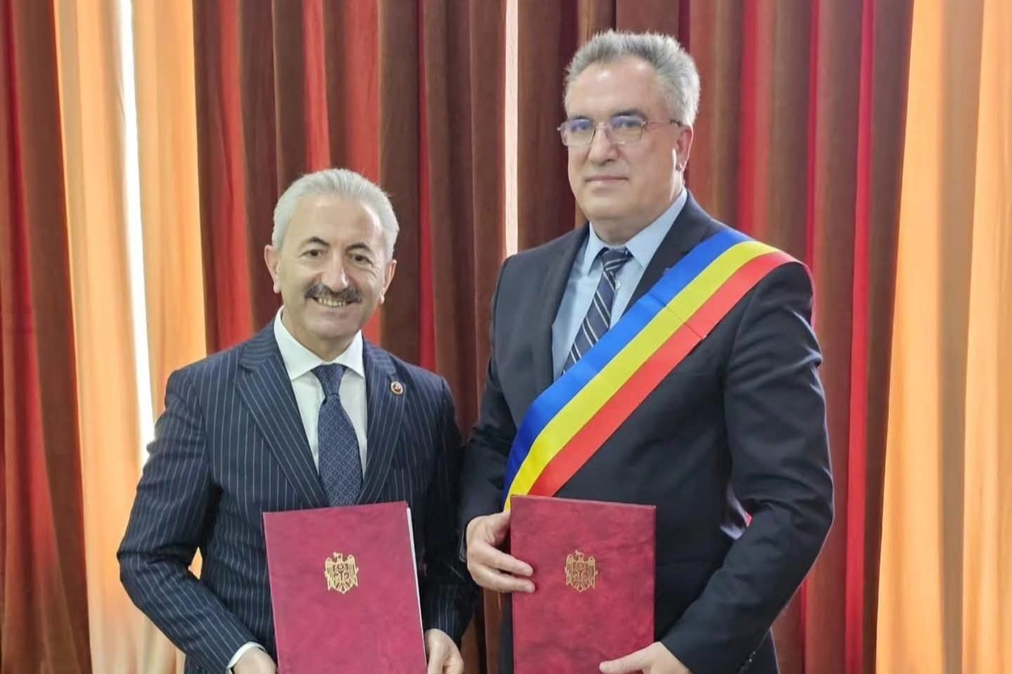 Ungheni Belediye Baskani Vitalie Vrabie ile Izmit Belediyesi Meclis Üyesi Celal Hülür (1)