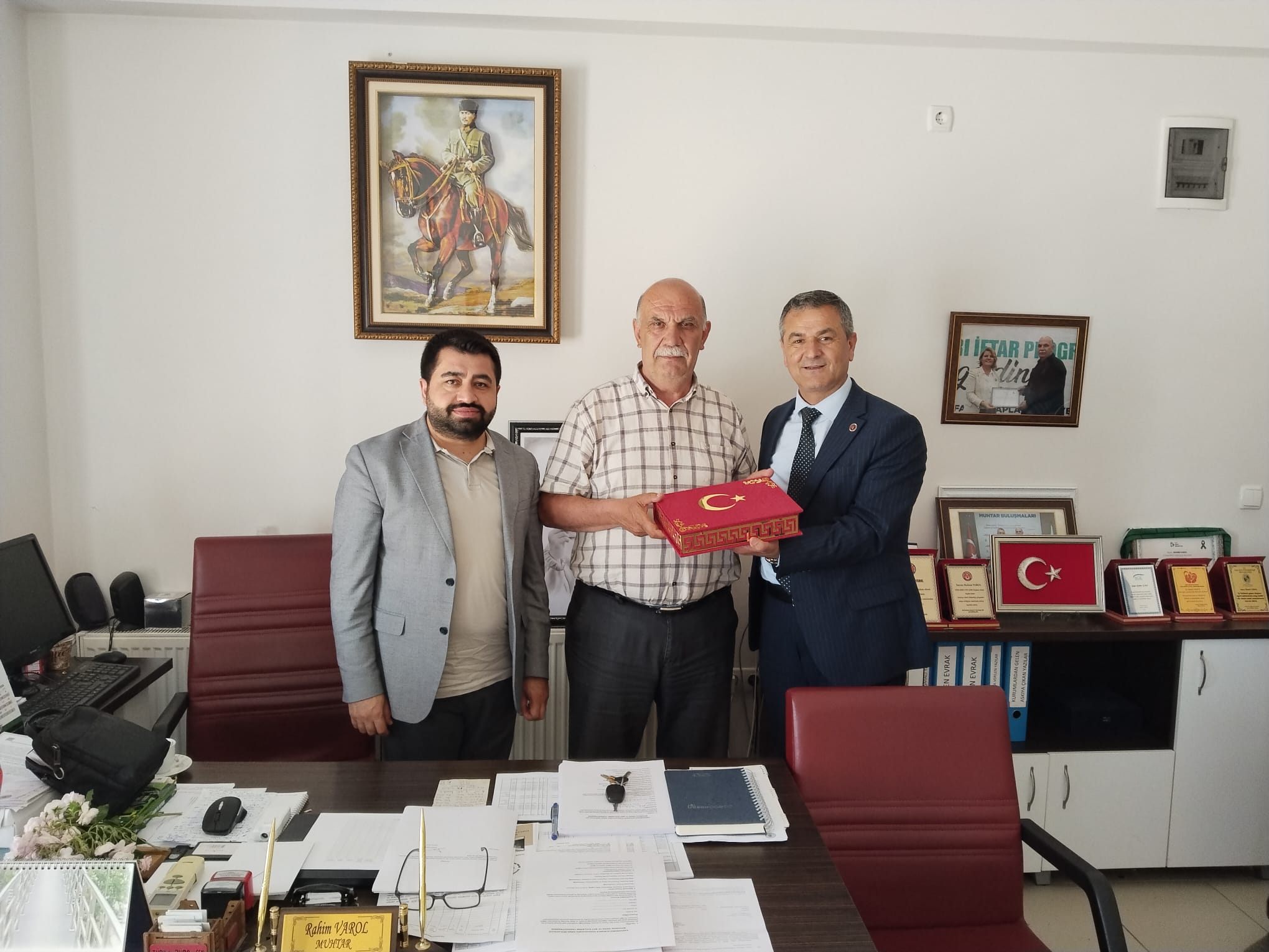 Akmese Cumhuriyet Mahalle Muhtari Rahim Varol