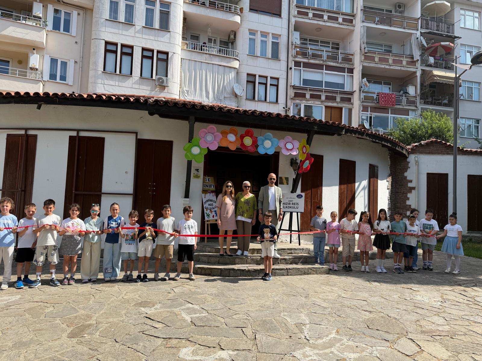 Cumhuriyet Sanat Galerisi bu kez minik yeteneklere ev sahipliği yaptı (1) Cumhuriyet Sanat Galerisi bu kez minik yeteneklere ev sahipliği yaptı (1)