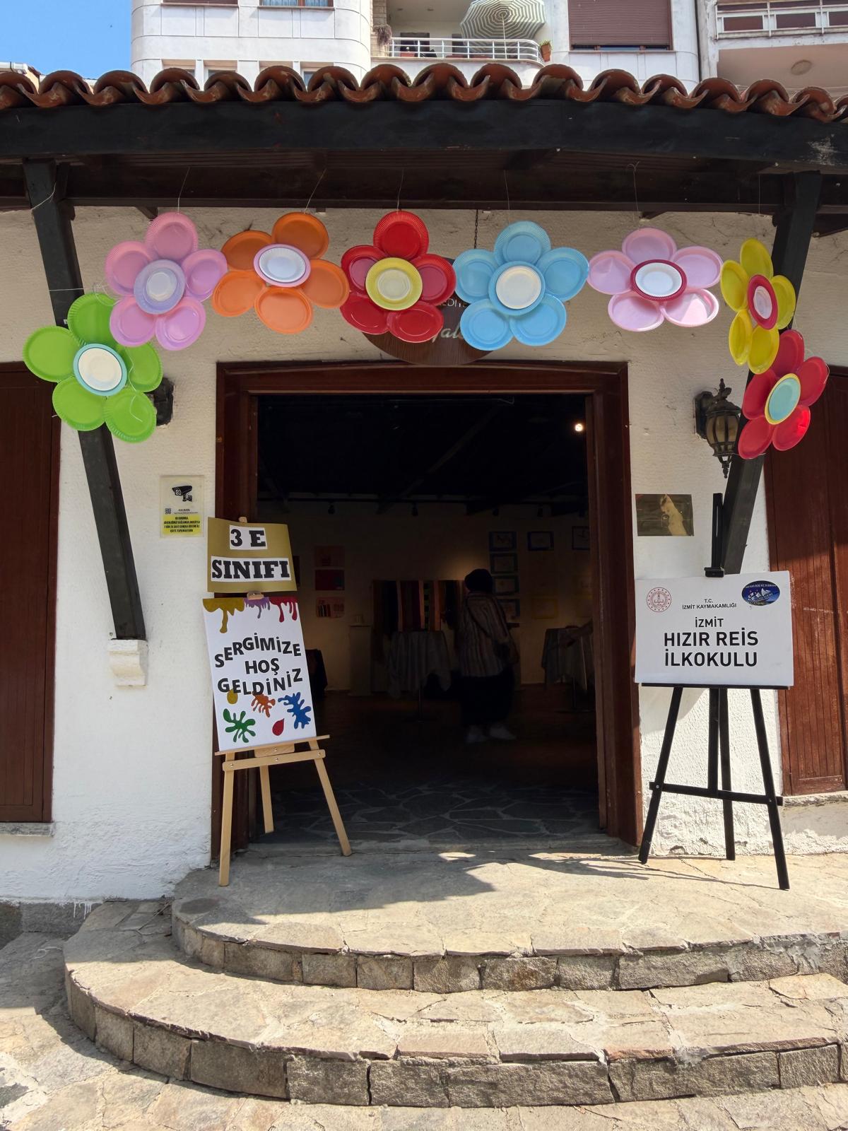 Cumhuriyet Sanat Galerisi bu kez minik yeteneklere ev sahipliği yaptı (2) Cumhuriyet Sanat Galerisi bu kez minik yeteneklere ev sahipliği yaptı (2)