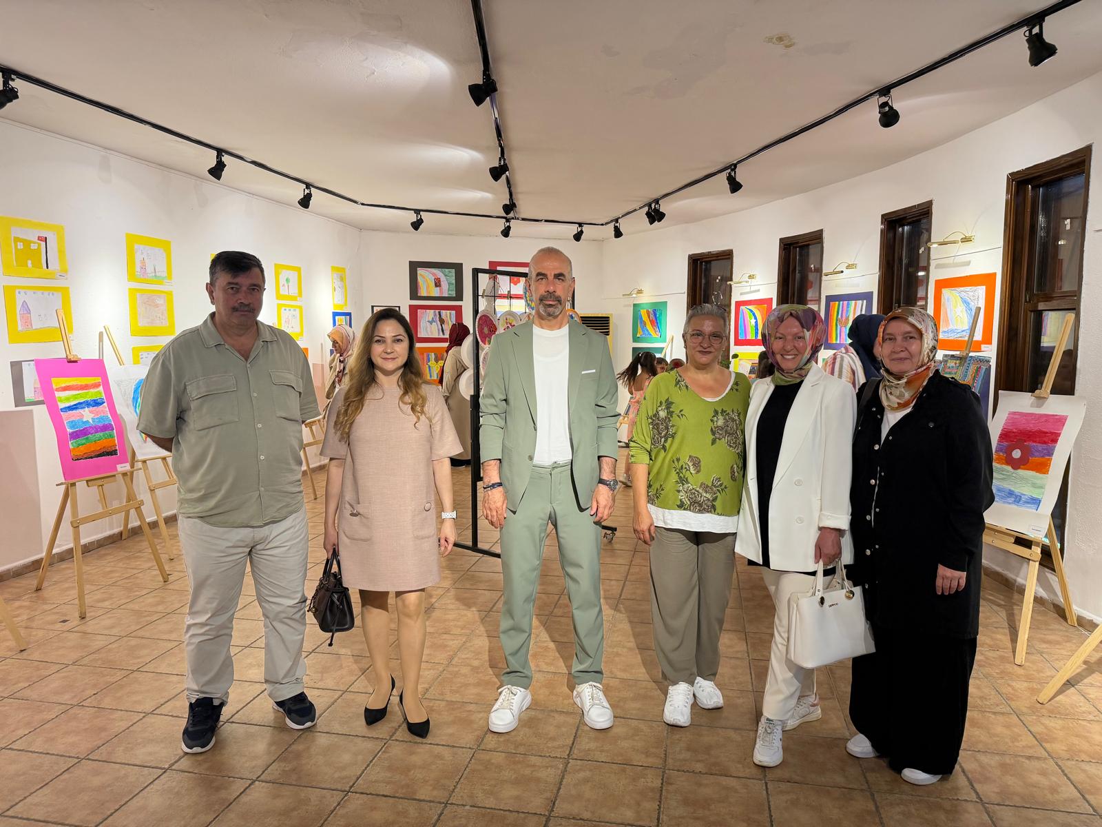 Cumhuriyet Sanat Galerisi bu kez minik yeteneklere ev sahipliği yaptı (4) Cumhuriyet Sanat Galerisi bu kez minik yeteneklere ev sahipliği yaptı (4)