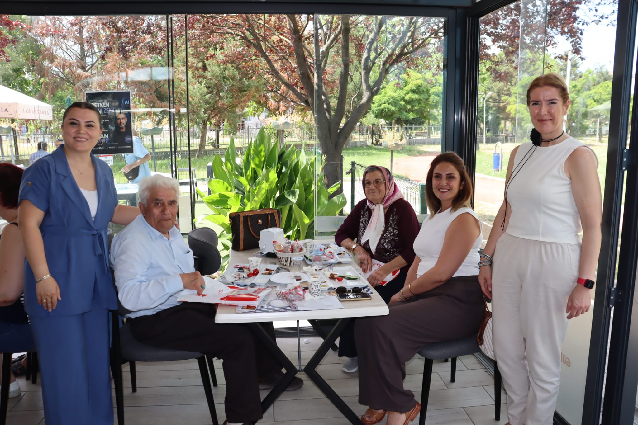 Gülümse Kafe'de Babalar Günü'ne sevgi dolu kutlama (1) Gülümse Kafe'de Babalar Günü'ne sevgi dolu kutlama (1)