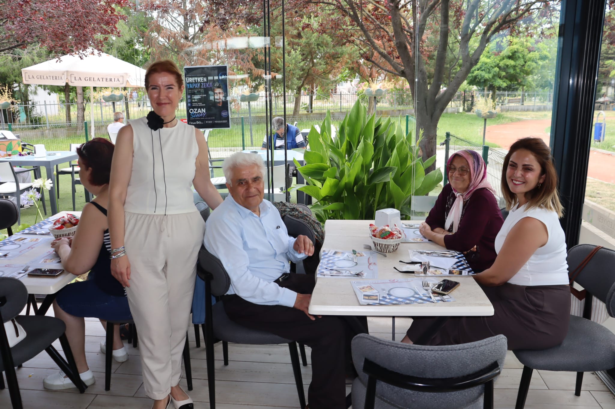 Gülümse Kafe'de Babalar Günü'ne sevgi dolu kutlama (2) Gülümse Kafe'de Babalar Günü'ne sevgi dolu kutlama (2)