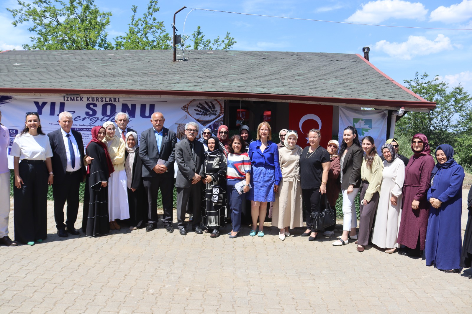 IZMEK yil sonu sergisi Çubuklubala'da açildi (3) IZMEK yil sonu sergisi Çubuklubala'da açildi (3)