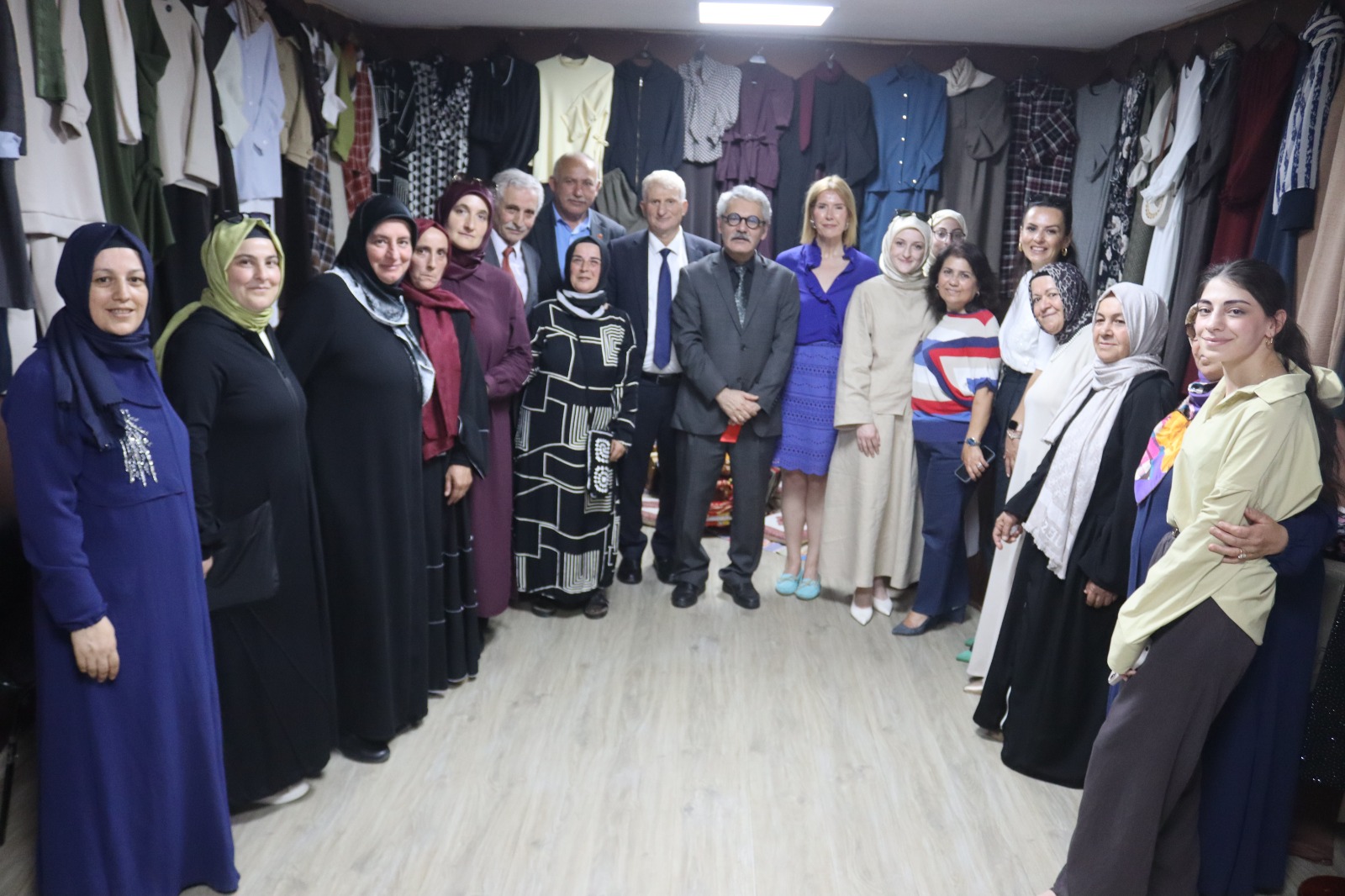 IZMEK yil sonu sergisi Çubuklubala'da açildi (6) IZMEK yil sonu sergisi Çubuklubala'da açildi (6)