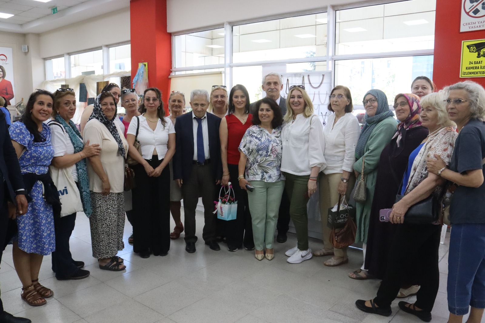 İZMEK’ten sanat dolu yıl sonu sergisi (25) İZMEK’ten sanat dolu yıl sonu sergisi (25)