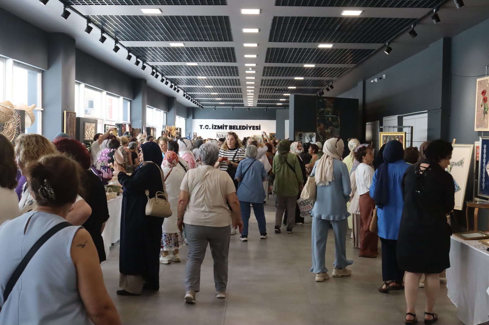 İZMEK’ten sanat dolu yıl sonu sergisi (28) İZMEK’ten sanat dolu yıl sonu sergisi (28)