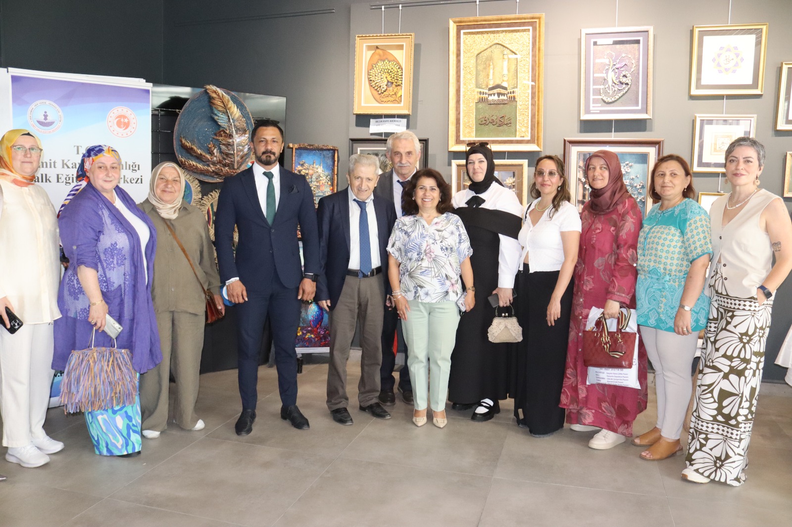 İZMEK’ten sanat dolu yıl sonu sergisi (29) İZMEK’ten sanat dolu yıl sonu sergisi (29)