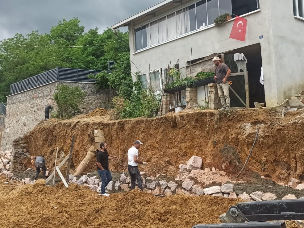 İzmit Belediyesi Akmeşe’de taş duvar çalışmasına başladı (2) İzmit Belediyesi Akmeşe’de taş duvar çalışmasına başladı (2)