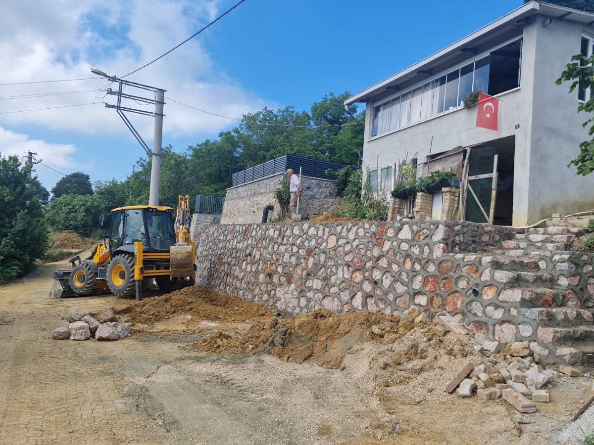 İzmit Belediyesi Akmeşe’de taş duvar çalışmasına başladı (5) İzmit Belediyesi Akmeşe’de taş duvar çalışmasına başladı (5)