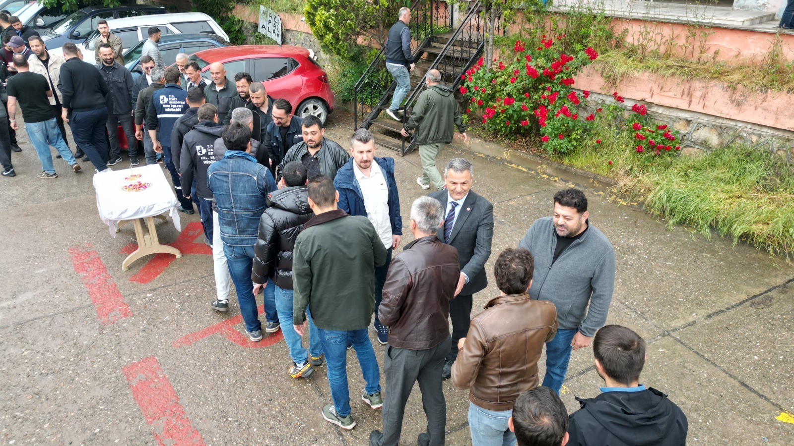 Izmit Belediyesi Fen Isleri emekçileriyle bayramlasti (1)