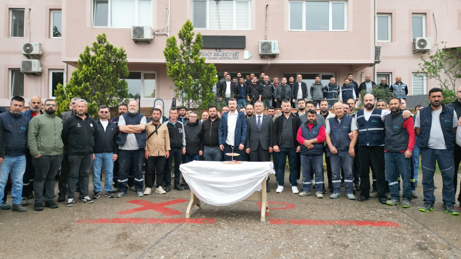 Izmit Belediyesi Fen Isleri emekçileriyle bayramlasti (3)