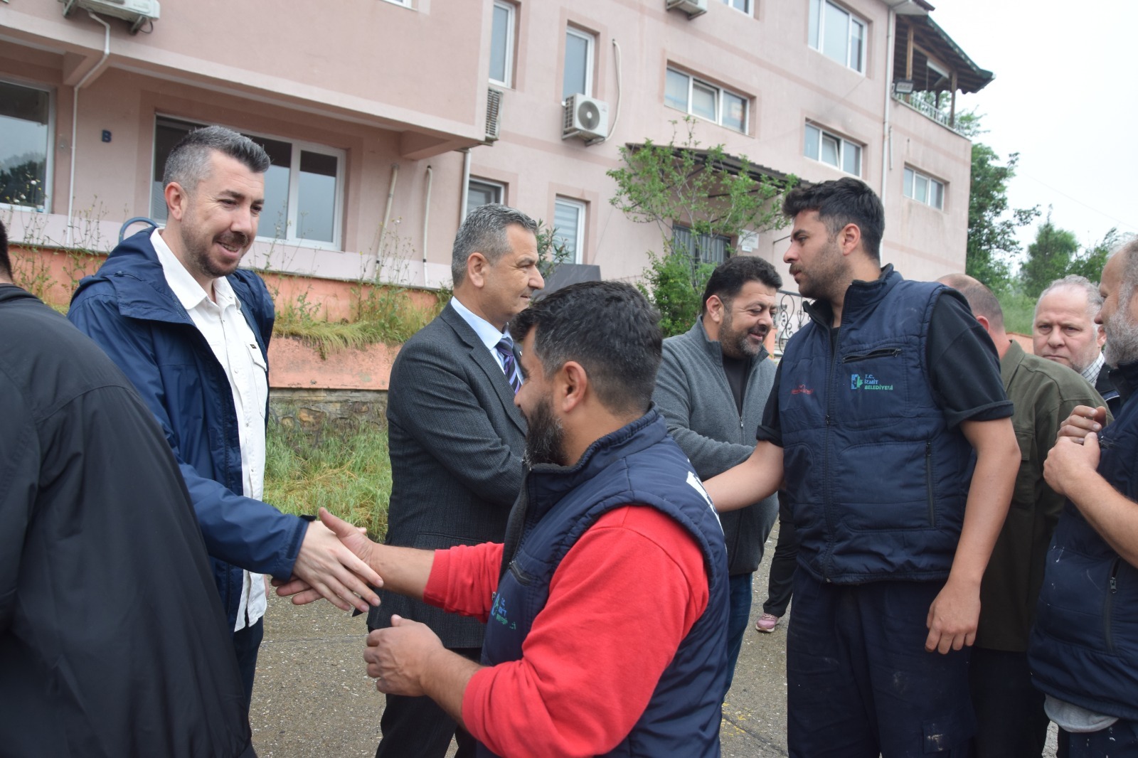 Izmit Belediyesi Fen Isleri emekçileriyle bayramlasti (7)