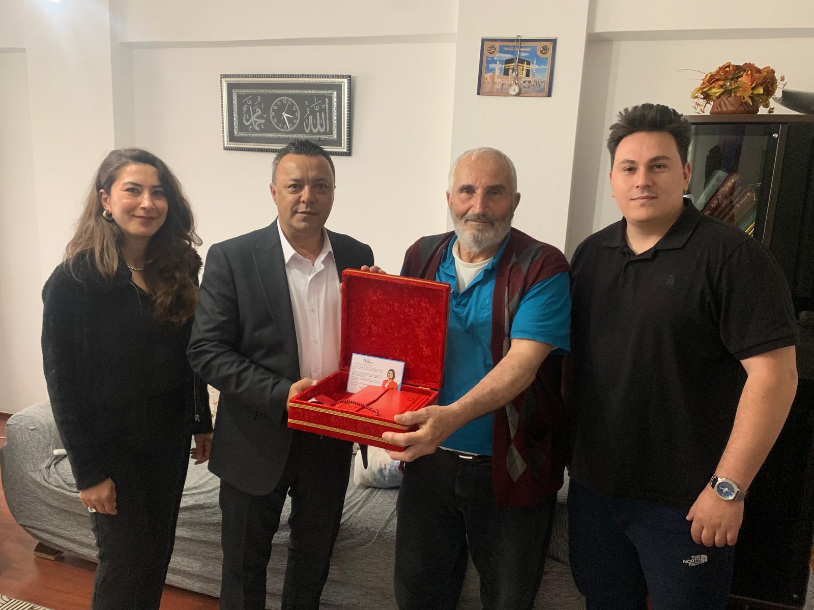 İzmit Belediyesi Gazi ailelerine vefa ziyaretlerine devam ediyor (1) İzmit Belediyesi Gazi ailelerine vefa ziyaretlerine devam ediyor (1)