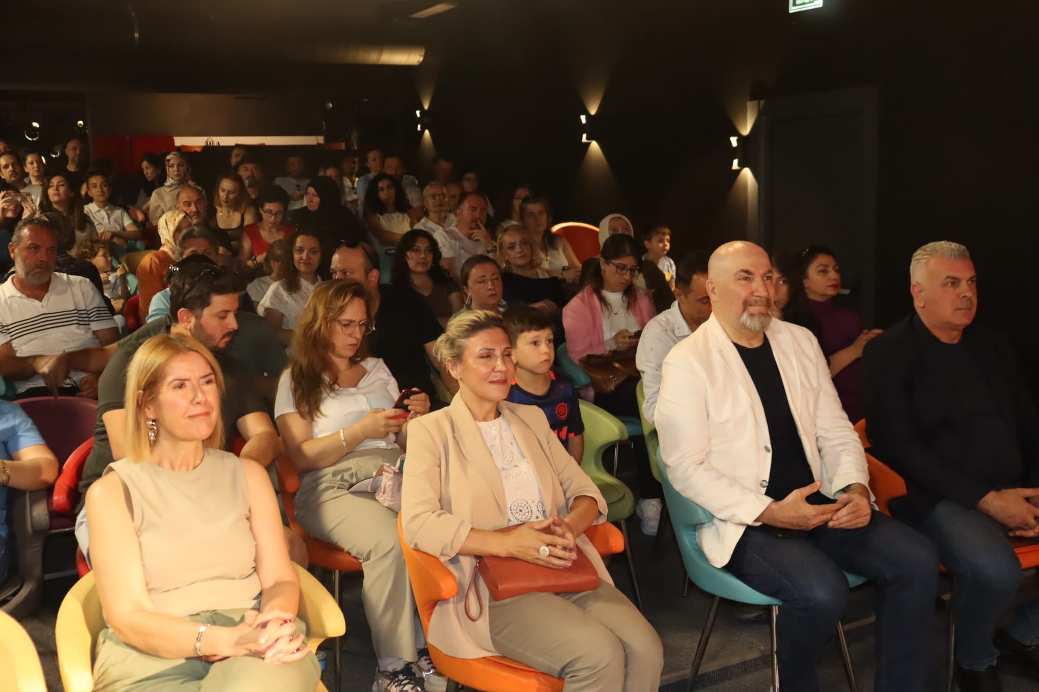 Izmit Belediyesi Sanat Akademisi'nde mezuniyet sevinci (10) Izmit Belediyesi Sanat Akademisi'nde mezuniyet sevinci (10)