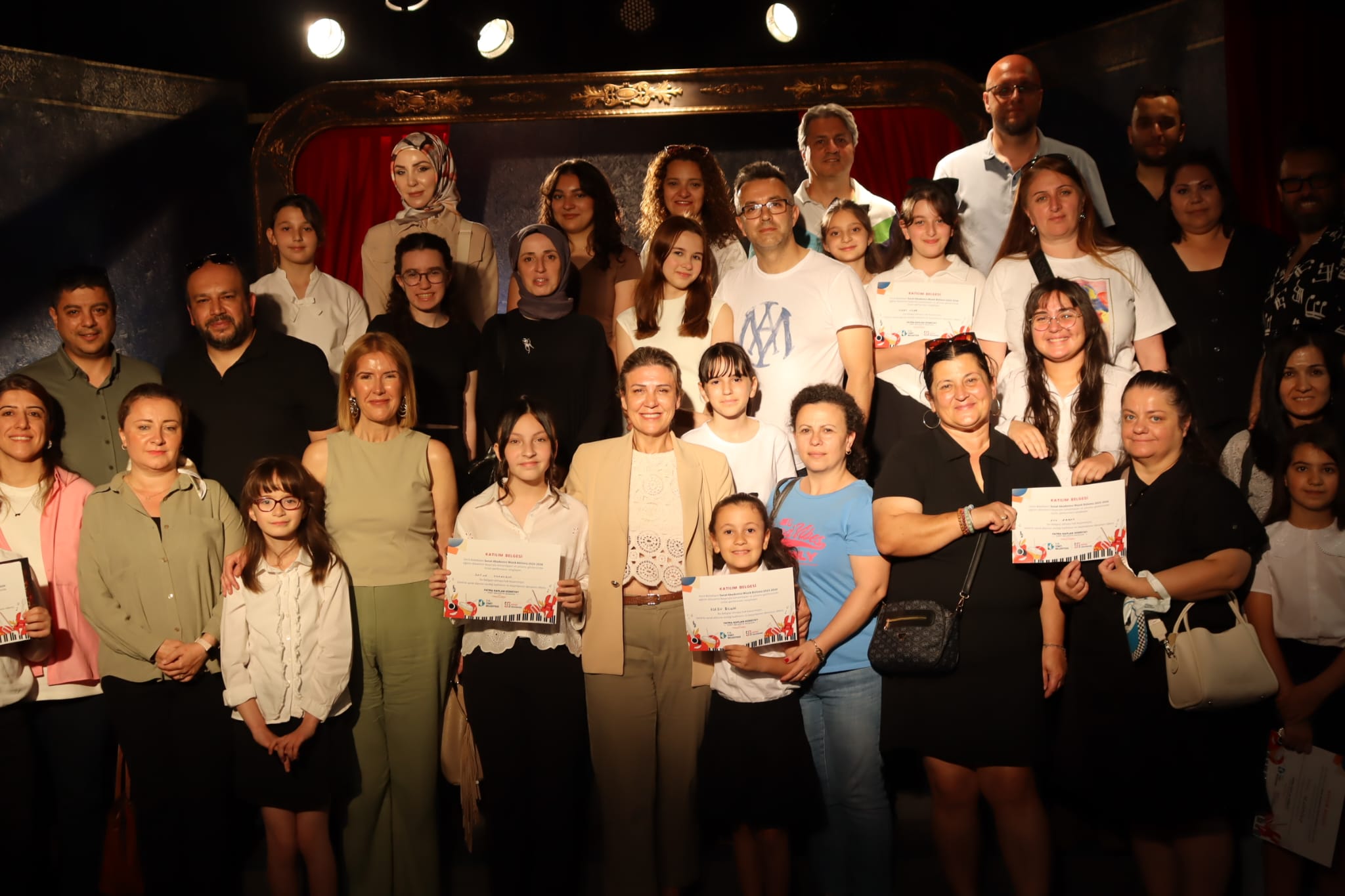 Izmit Belediyesi Sanat Akademisi'nde mezuniyet sevinci (5) Izmit Belediyesi Sanat Akademisi'nde mezuniyet sevinci (5)