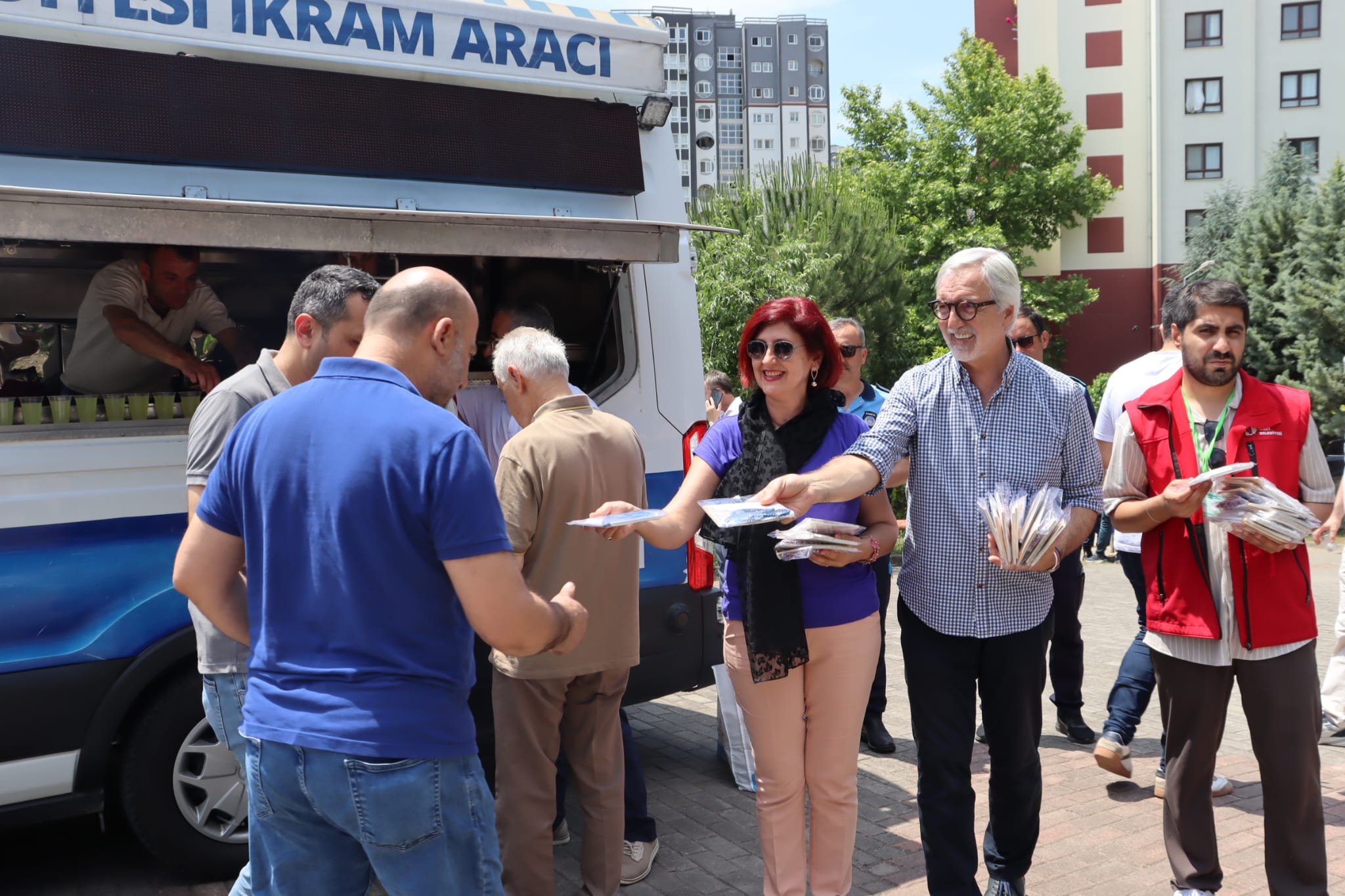 İzmit Belediyesinden Tepebaşı Camii’nde Cuma ikramı (1)