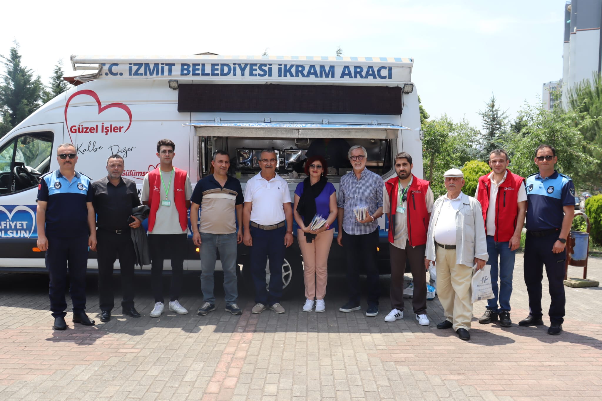 İzmit Belediyesinden Tepebaşı Camii’nde Cuma ikramı (4)