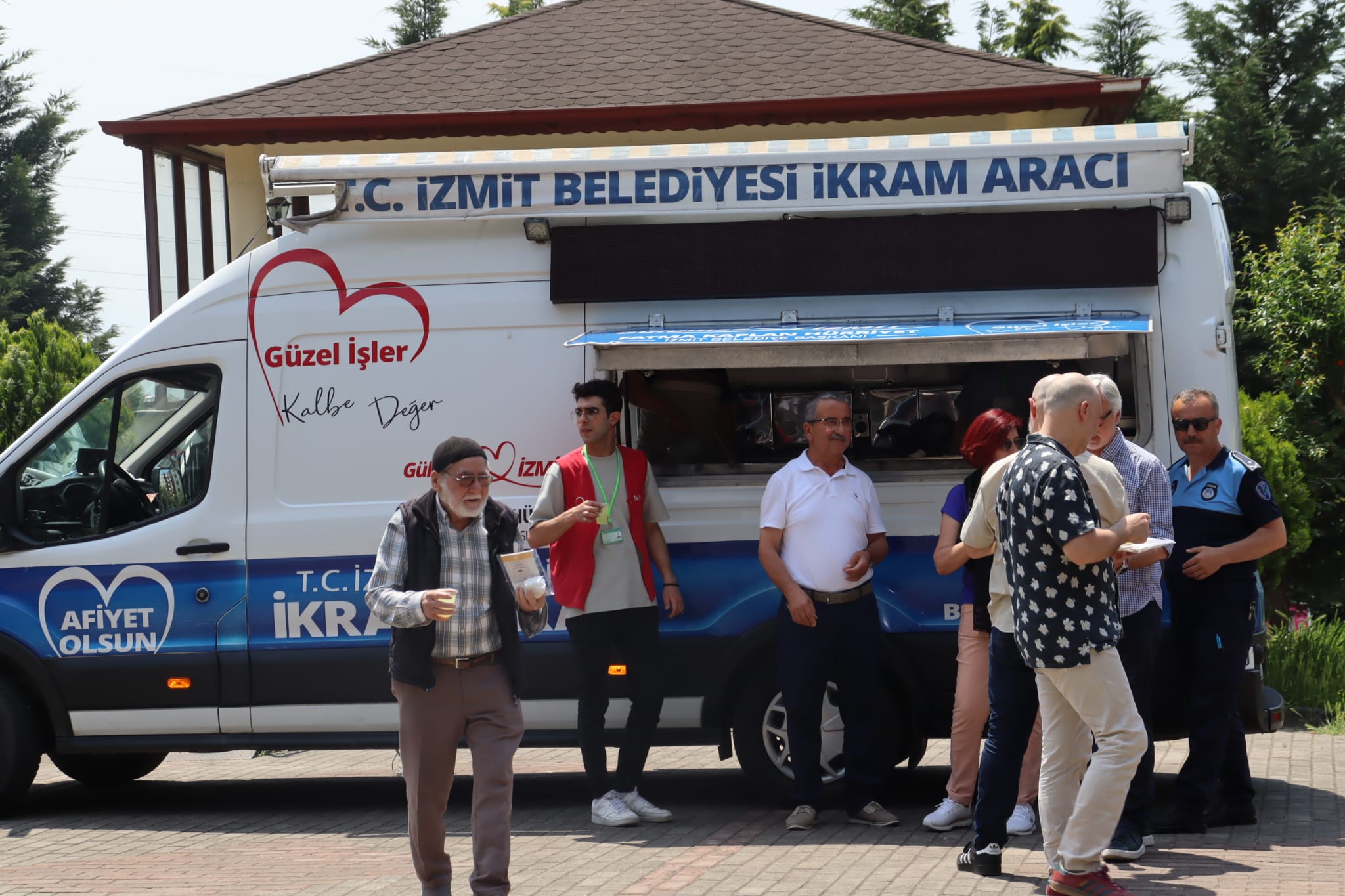 İzmit Belediyesinden Tepebaşı Camii’nde Cuma ikramı (7)